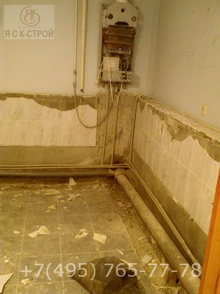 Ремонт маленькой ванной комнаты - демонтируется плитка со стен